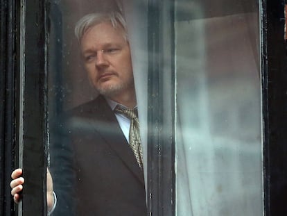 Julian Assange, se prepara para hablar desde un balcón de la embajada ecuatoriana de Londres, el 5 de febrero de 2016.