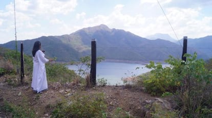 La líder wayúu frente al agua represada del río Ranchería.