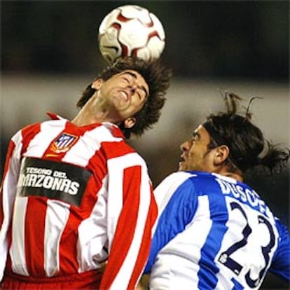 Aldo Duscher del Deportivo lucha por el balón con el jugador del Atlético Veljko Paunovic.