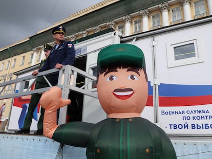 Centro de reclutamiento móvil del ejército ruso en el centro de San Petersburgo, el sábado.