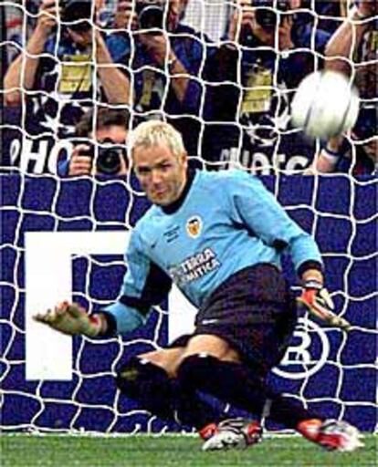 Cañizares desvía con un pie el primer penalti a favor del Bayern, lanzado por Scholl.