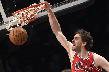 El alero de los Chicago Bulls Pau Gasol encesta en la segunda mitad de un partido de baloncesto de la NBA entre los Bulls y Brooklyn Nets, el lunes 13 de abril de 2015, en Nueva York.