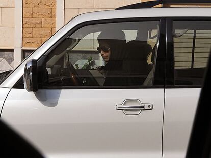 Una mujer saudí, el pasado 22 de junio en Riad, desafía la prohibición de conducir.