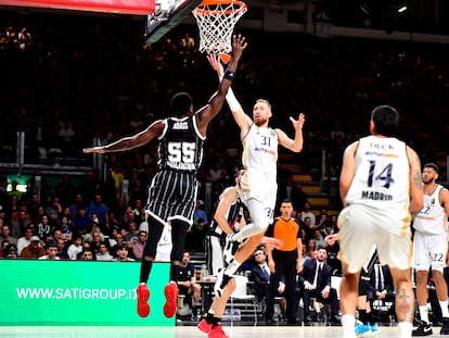 Dzanan Musa (d), en acción con Abass Awudu, durante el partido de Euroliga entre Real Madrid y Virtus Bologna.