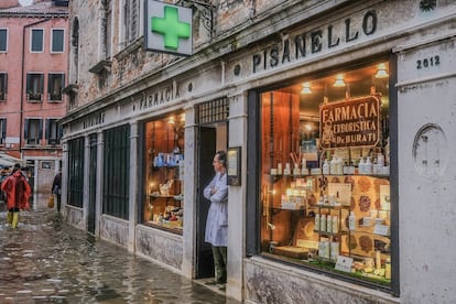 Um farmacêutico observava a maré alta desde a porta de seu estabelecimento em Veneza (Itália), nesta segunda-feira, 29 de outubro. Devido ao nível excepcional de maré alta que alcançou os 156 centímetros, as autoridades fecharam as escolas e hospitais, aconselhando aos cidadãos que não abandonassem seus lares.