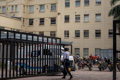 Una guardia de seguridad abre paso a una ambulancia en el Hospital Universitario del Valle (HUV), afectado por el terremoto en Colombia, en Cali, el 14 de agosto de 2026.