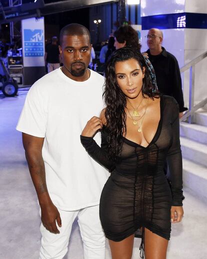 Él completamente de blanco, ella de negro. Kanye West y Kim Kardashian demuestran que hay vida lejos de los selfies de su Instagram.