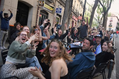 Terraza en la calle Lavapiés en Madrid durante el apagón que dejó a España sin red eléctrica.