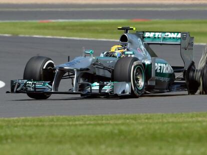 Hamilton con el neumático trasero izquierdo reventado.