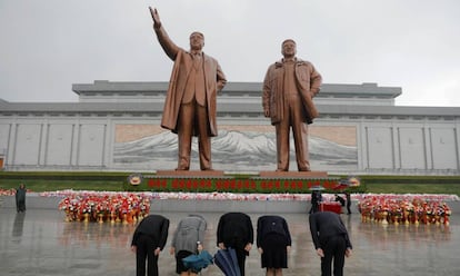 Ciudadanos norcoreanos rinden honores ante las estatuas de Kim Il Sung y Kim Jong Il, este viernes en Pyongyang.