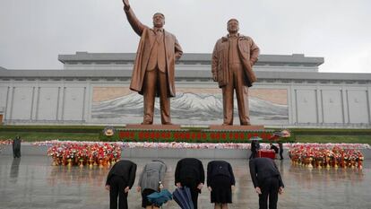 Cidadãos norte-coreanos prestam homenagem diante das estátuas de Kim Il-sung e Kim Jong-Il em Pyongyang.