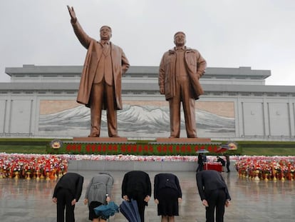 Cidadãos norte-coreanos prestam homenagem diante das estátuas de Kim Il-sung e Kim Jong-Il em Pyongyang.