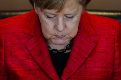 Merkel encabeza el ala dura en la negociación del Brexit. "Las negociaciones deben primero aclarar cómo vamos a deshacer nuestros vínculos actuales, y solo cuando esta cuestión haya sido aclarada podremos, espero que pronto, empezar a hablar de nuestra relación futura", ha asegurado este miércoles la canciller Angela Merkel en Berlín.