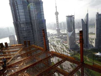 El Shanghai World Financial Center en pleno proceso de construcción.