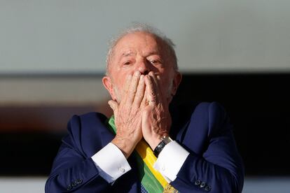 Luiz Inácio Lula da Silva lanza besos a la multitud al salir del Congreso como nuevo presidente de Brasil. 