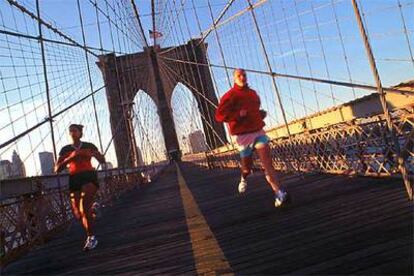 Pasarela peatonal en el puente de Brooklyn. Construido entre 1870 y 1883 (se abrió al tráfico en mayo de aquel año), mide 1.834 metros  y une Manhattan y Brooklyn.