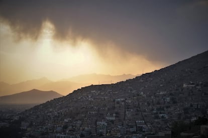 Vista de una de las colinas de Kabul al atardecer, el 21 de septiembre. La capital de Afganistán ha multiplcado varias veces su población en las dos últimas décadas coincidiendo con los años de ocupación militar extranjera entre uno y otro periodo de dictadura talibán.