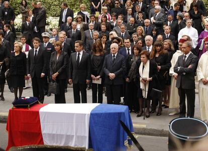 Yves Saint Laurent fallecía el 1 de junio de 2008 en París a los 71 años. A su funeral, celebrado el 5 de junio, acudieron mandatarios como el entonces presidente francés, Nicolas Sarkozy, y su esposa, la modelo y cantante Carla Bruni. Sus cenizas se esparcieron por el jardín Majorelle de Marraquech.