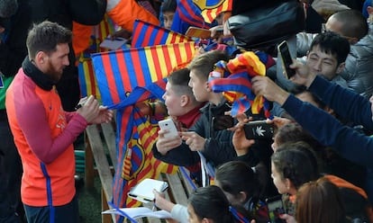 Leo Messi firma aut&oacute;grafos al finalizar el entrenamiento de este martes en el Miniestadi.