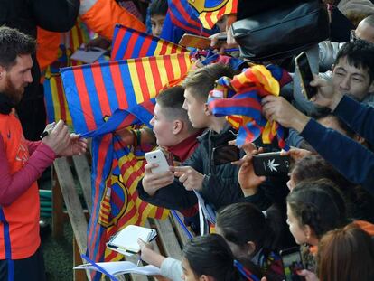 Leo Messi firma aut&oacute;grafos al finalizar el entrenamiento de este martes en el Miniestadi.