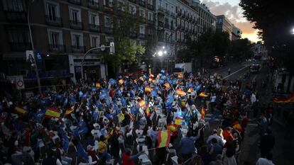 Ambiente en la calle de Génova, frente a la sede del PP, el 4 de mayo.