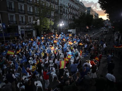 Ambiente en la calle de Génova, frente a la sede del PP, el 4 de mayo.