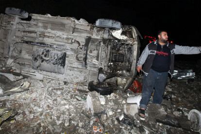 Un palestino se lamenta por su camión destrozado durante los ataques israelíes.