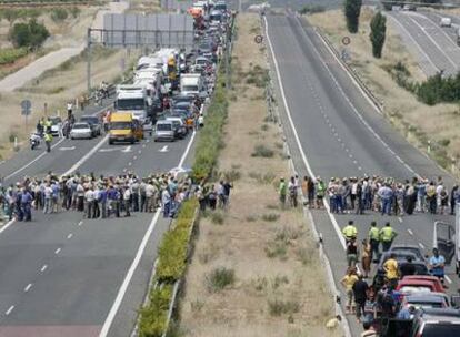 Los agricultores de la comarca Utiel-Requena han cortado la vía como protesta ante la crisis del sector.