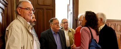 Miembros de la Comisión Cívica para la Recuperación de la Memoria Histórica, ante la sala del pleno de la Diputación de Alicante.