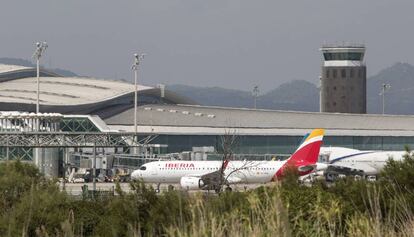 Un avión de Iberia en el aeropuerto de El Prat.