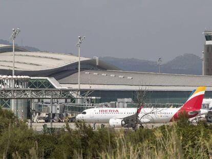 Un avión de Iberia en el aeropuerto de El Prat.