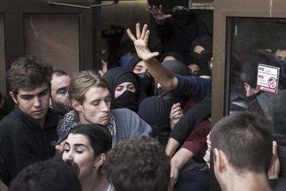 Un piquete bloquea la entrada de estudiantes a la Universidad Autónoma de Barcelona.