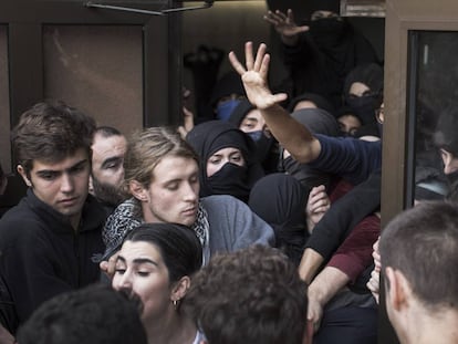 Un piquete bloquea la entrada de estudiantes a la Universidad Autónoma de Barcelona.