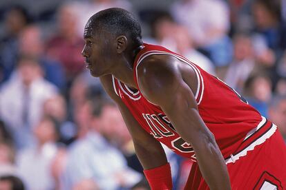 Michael Jordan – Su anuncio conmocionó al mundo del deporte. Como bien recuerda la exitosa serie The last dance, un Michael Jordan en la cima de su talento decidió retirarse del baloncesto a los 30 años, dejando huérfanos a los aficionados de los Chicago Bulls y de la NBA en general. “No tenía ninguna motivación”, declaró el escolta, que acabaría volviendo a la competición para triunfar de nuevo después de su discreto paso por las ligas de béisbol.