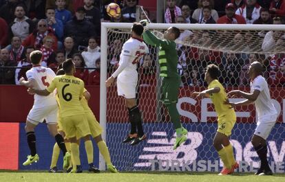 Asenjo trata de despejar ante Ram.