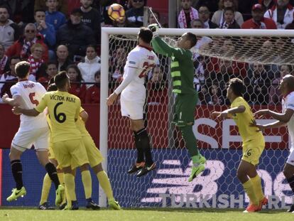 Asenjo trata de despejar ante Ram.