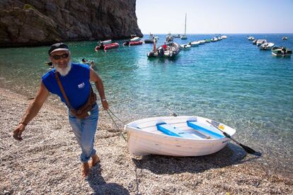 En Calahonda, en la Costa Tropical de Granada, todos conocen a Antonio (apodado Compadre), el encargado de las líneas de barcos.