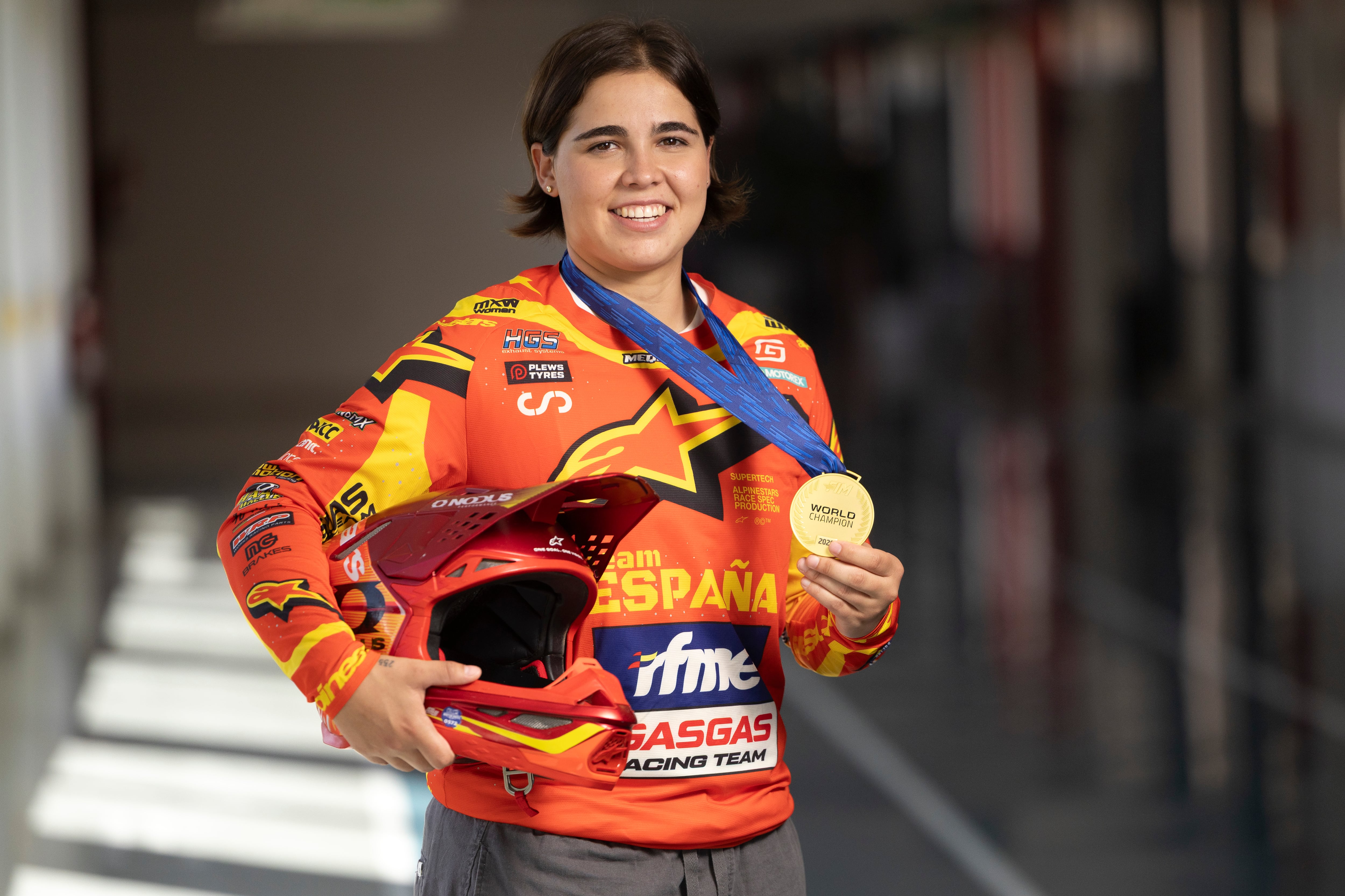 Daniela Guillén posa con su medalla de campeona del mundo de motocross.