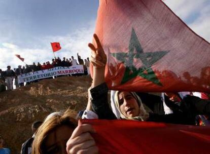 Un grupo de marroquíes se manifiesta en la frontera  de Ceuta contra la visita real.