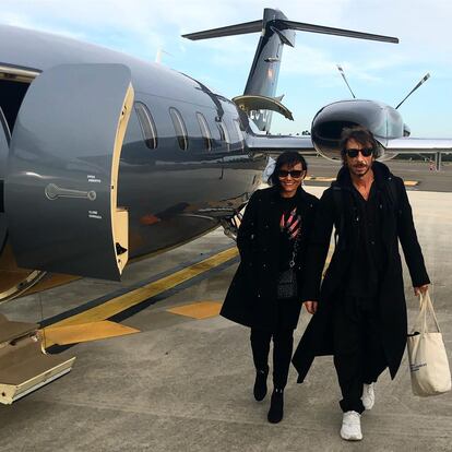 Pierpaolo Piccioli, el artífice del diseño nupcial, llegando a A Coruña junto a su mujer en su jet privado.