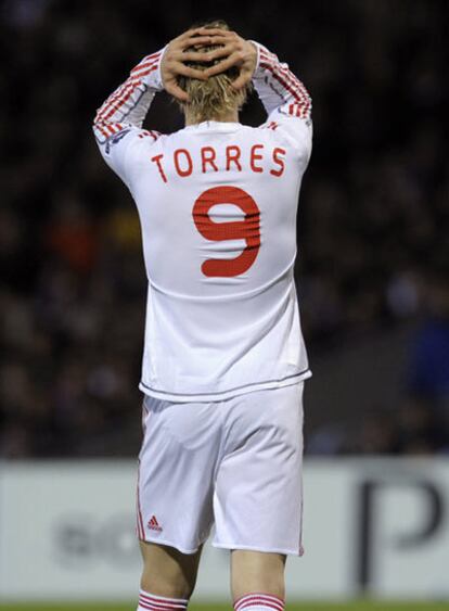 Fernando Torres se lamenta tras un fallo.