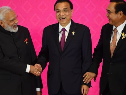 El primer ministro indio, Narendra Modi, junto a sus homólogos chino, LiKeqiang, y tailandés, Prayut Chan-O-Cha, el lunes en Bangkok.