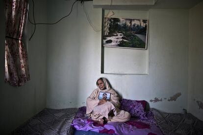 Marouf Jaan Ali, madre del clérigo Kamran Ali, de 27 años. "Echo de menos su beso en la frente antes de irse al trabajo", dice Marouf abrazando la foto de su hijo.