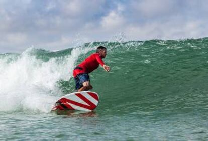 Olas con tubo.Parque de Surf Nland, Texas.