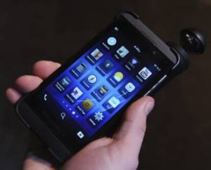 Una persona muestra una BlackBerry Z10. EFE/Archivo