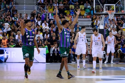 Los jugadores de Unicaja celebran el título al borde del pitido final durante el partido este domingo.