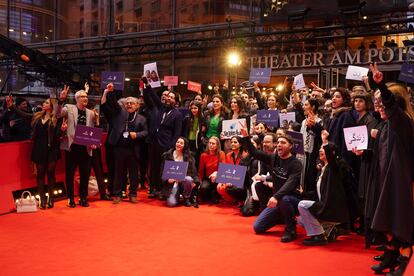 Concentración a favor de los cineastas iraníes perseguidos por su Gobierno a la puerta del Berlinale Palast el pasado 18 de febrero.
