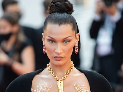 La modelo Bella Hadid acaparó todas las miradas en la última edición del Festival de Cannes con un escotado vestido negro y el pecho cubierto por un enorme collar dorado de Schiaparelli.