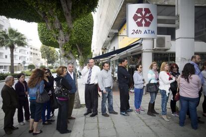 Ciudadanos chipriotas hac&iacute;an el viernes cola ante los cajeros para retirar efectivo.