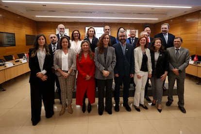 Foto de familia de la ministra de Sanidad, Mónica García, junto a los representantes de  las comunidades autónomas que asisten a la reunión del Consejo Interterritorial del Sistema Nacional de Salud, para abordar el Plan Integral de Prevención del Tabaquismo, este viernes en Madrid.
